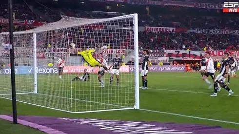 Agustín Palavecino y un gol de suerte para River contra Colo Colo.