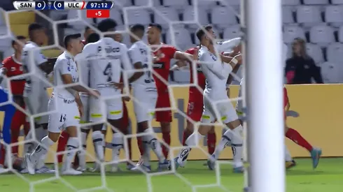 Hasta un combo lanzaron los jugadores del Santos contra La Calera.