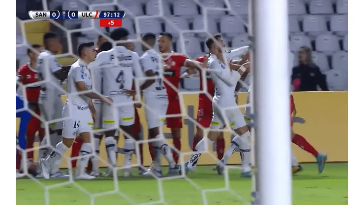 Hasta un combo lanzaron los jugadores del Santos contra La Calera.