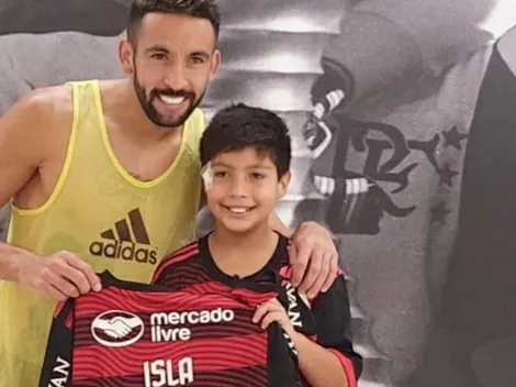 Súper Isla le regala camisetas a niño quemado por bengala