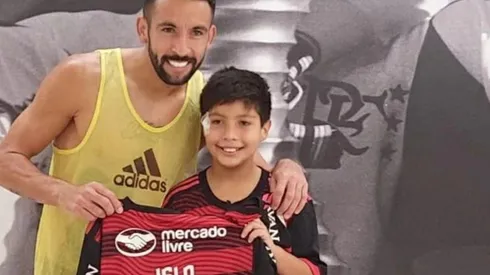 Isla se juntó con Thiago y lo regaloneó con su camiseta