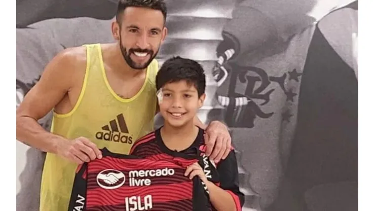 Isla se juntó con Thiago y lo regaloneó con su camiseta