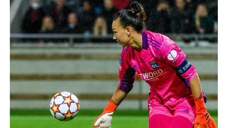 Christiane Endler es elegida la mejor arquera del fútbol francés.