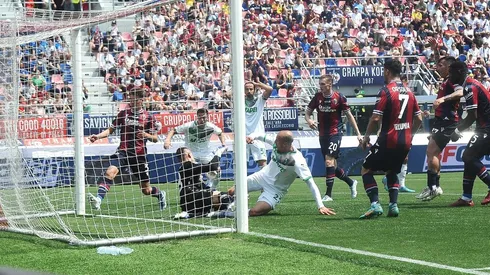 Mala jornada para el renovado Gary Medel en Bologna contra Sassuolo.