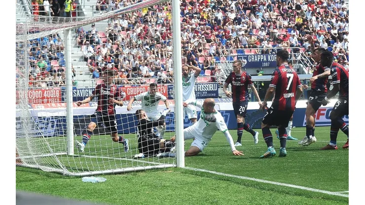 Mala jornada para el renovado Gary Medel en Bologna contra Sassuolo.