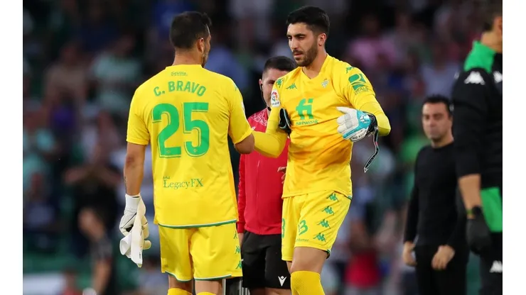Claudio Bravo tuvo que dejar la cancha ante el Barcelona tras sufrir una lesión