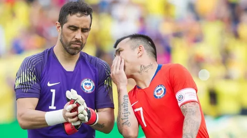 Claudio Bravo sale en defensa de los críticos de Gary Medel