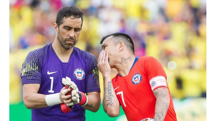 Claudio Bravo sale en defensa de los críticos de Gary Medel