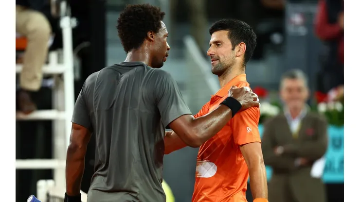 Djokovic saluda a Monfils tras derrotarlo en Madrid