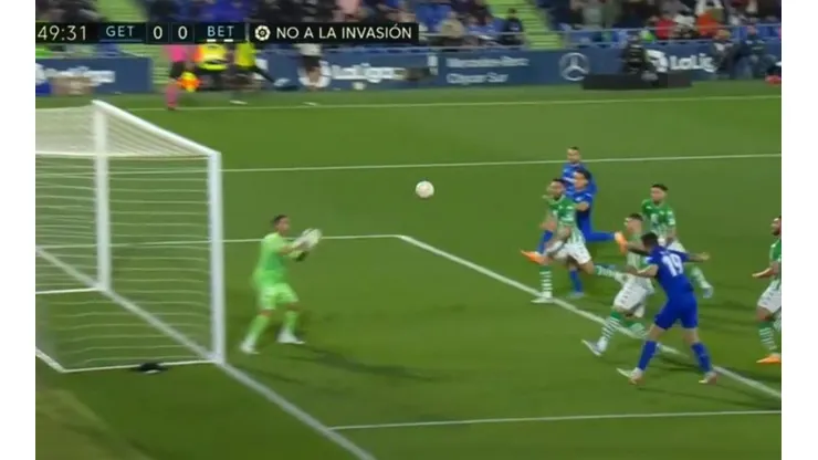 Claudio Bravo tapó una pelota clave en empate del Betis