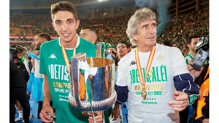 Manuel Pellegrini vive unos días de felicidad total con la Copa del Rey,