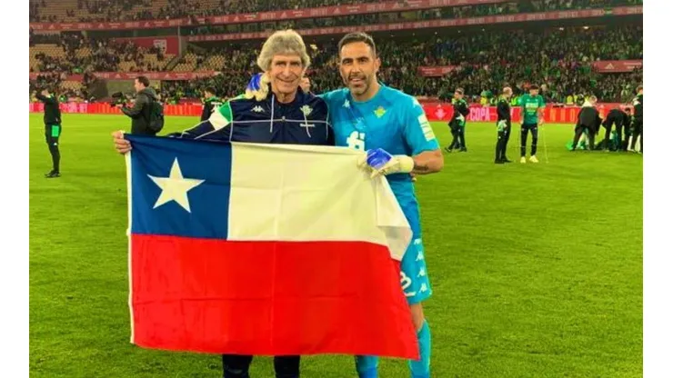 Pellegrini y Bravo disfrutan el título de la Copa del Rey con la bandera chilena