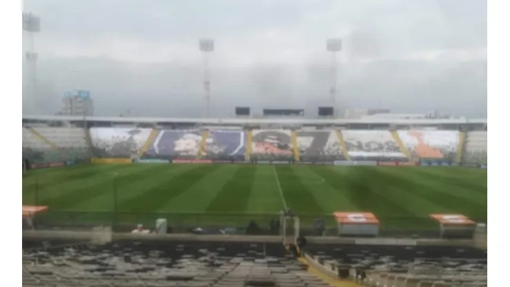 La preparación del mosaico en el estadio Monumental para el duelo contra River Plate.