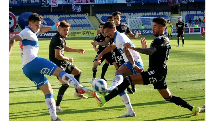 Universidad Católica y Colo Colo animan un duro partido en San Carlos de Apoquindo, por la fecha 11 del Campeonato Nacional 2022.