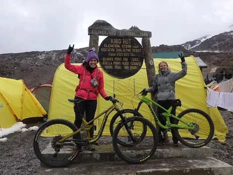 La historia de la primera chilena en descender el Kilimanjaro en bici