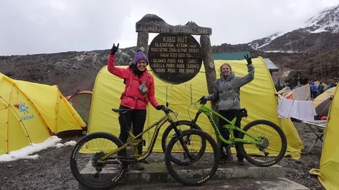 La historia de la primera chilena en descender el Kilimanjaro en bici