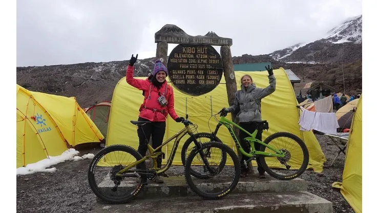 La historia de la primera chilena en descender el Kilimanjaro en bici