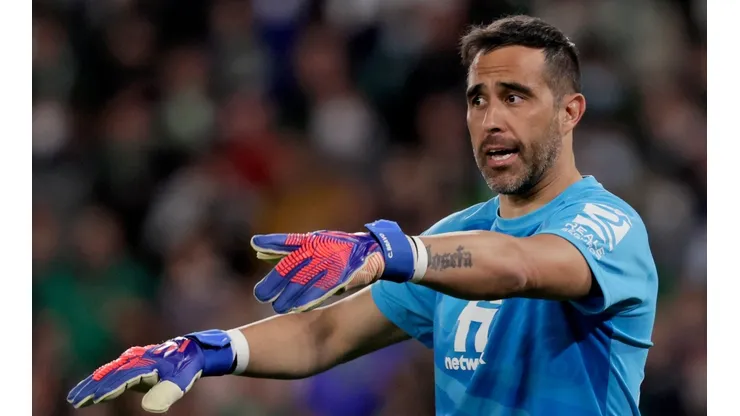 Claudio Bravo será titular en el duelo con Valencia.