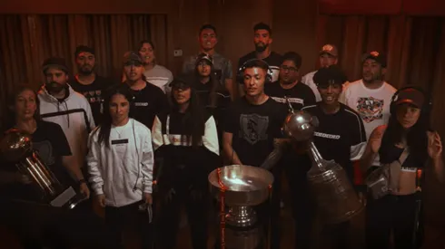 Jugadoras, jugadores y empleados de Colo Colo versionaron el himno.