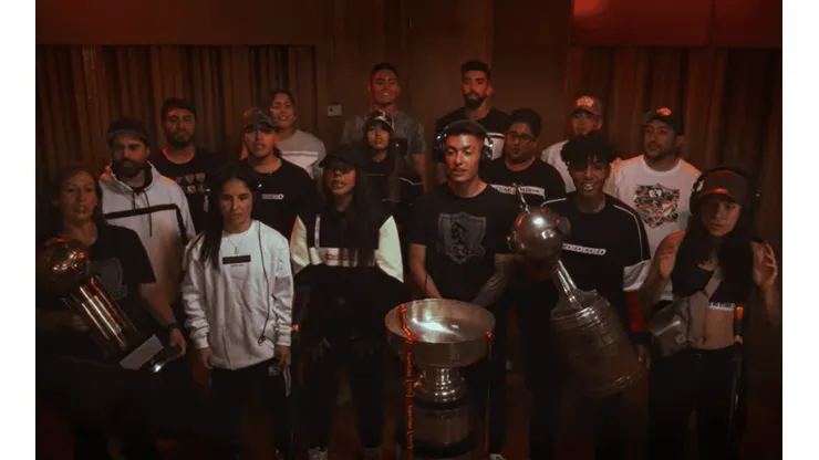 Jugadoras, jugadores y empleados de Colo Colo versionaron el himno.