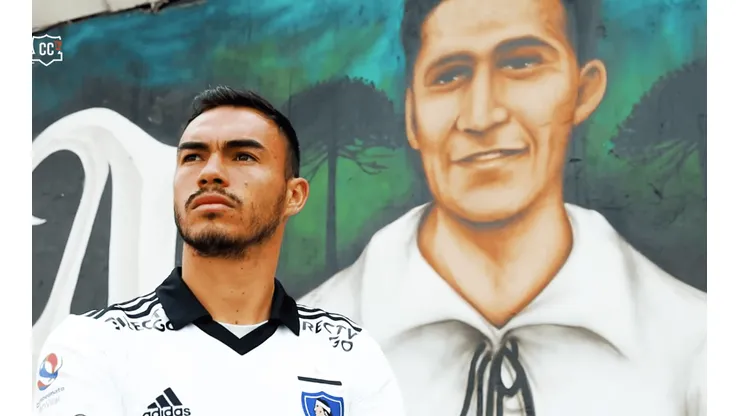 Suazo le cuenta sobre el presente colocolino al fallecido David Arellano en un video publicado por el club
