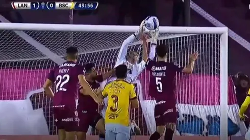 El momento en que el jugador de Lanús roba con la mano la pelota.