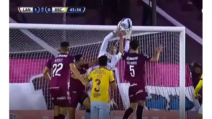 El momento en que el jugador de Lanús roba con la mano la pelota.