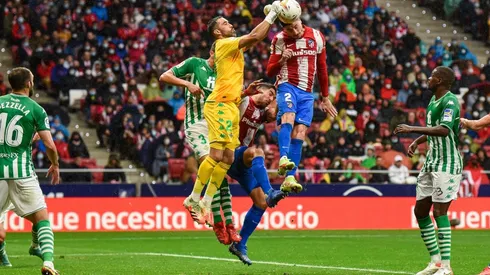 Claudio Bravo celebra su cumpleaños en medio de elogios de sus compañeros