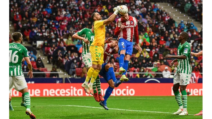 Claudio Bravo celebra su cumpleaños en medio de elogios de sus compañeros