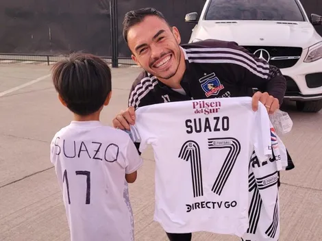 Gabriel Suazo hace feliz a un pequeño hincha colocolino