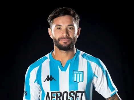 Mena luce la nueva camiseta de Racing en Argentina