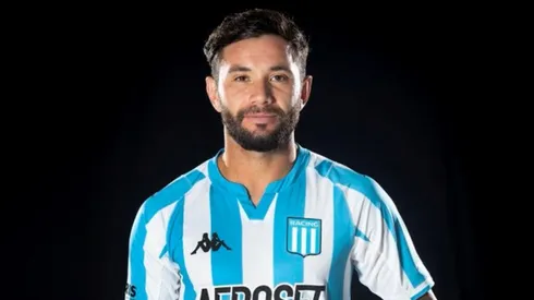 Eugenio Mena es uno de los jugadores que participa mostrando la nueva indumentaria.