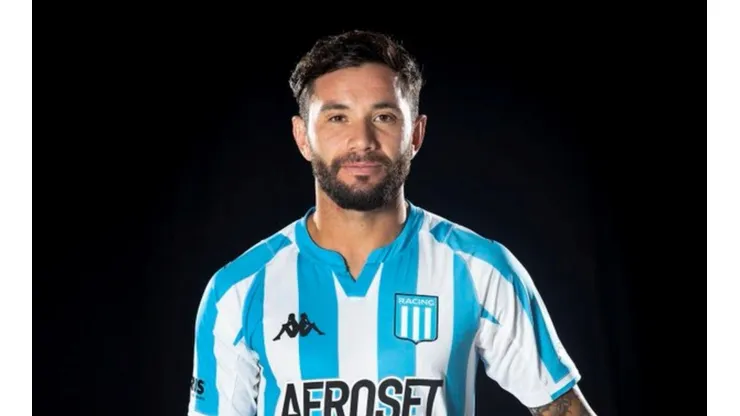 Eugenio Mena es uno de los jugadores que participa mostrando la nueva indumentaria.