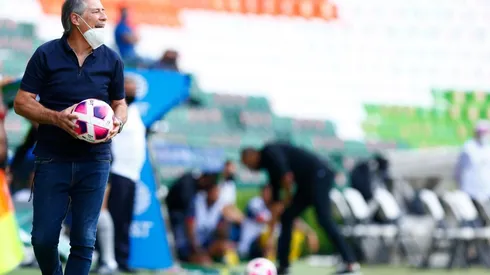 El técnico que fue campeón con Universidad Católica podría volver al fútbol chileno, esta vez a la Roja.