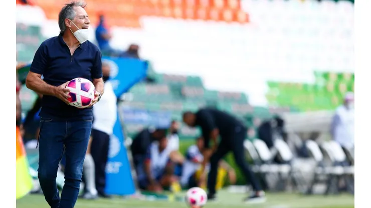 El técnico que fue campeón con Universidad Católica podría volver al fútbol chileno, esta vez a la Roja.