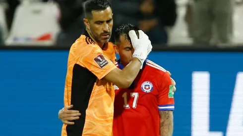 Claudio Bravo consoló a Gary Medel tras la derrota de Chile que cuesta Qatar 2022
