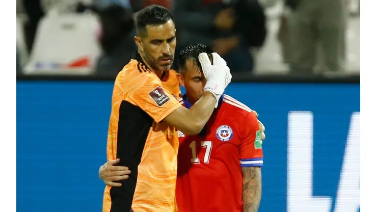 Claudio Bravo consoló a Gary Medel tras la derrota de Chile que cuesta Qatar 2022