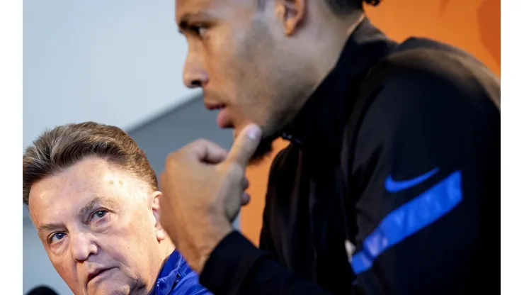 Van Gaal y Van Dijk en conferencia de prensa