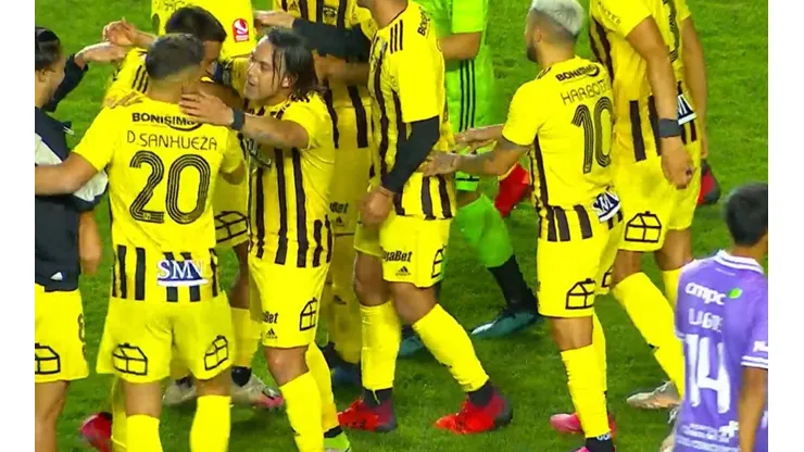 Arturo Sanhueza y el Vial celebran la victoria ante el Conce