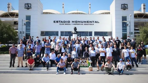 Parte del plantel del '91 junto a funcionarios e hinchas de Colo colo miraron el sorteo de Copa Libertadores