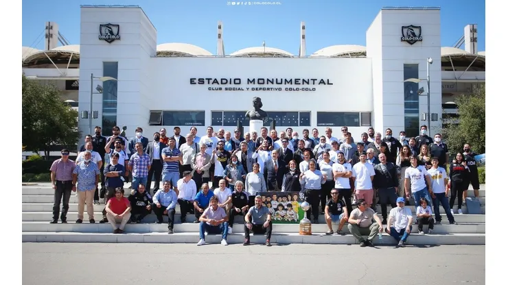 Parte del plantel del '91 junto a funcionarios e hinchas de Colo colo miraron el sorteo de Copa Libertadores
