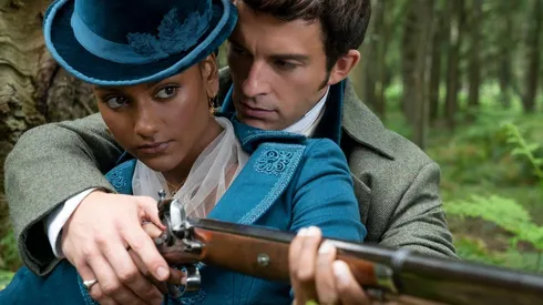 Simone Ashley como Kate Sharma y Jonathan Bailey como Anthony Bridgerton, en la segunda temporada de la serie de Netflix.