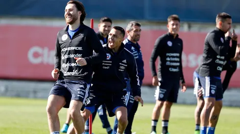 Ben Brereton realiza ejercicios físico junto a sus compañeros, pero se resta del trabajo con balón.