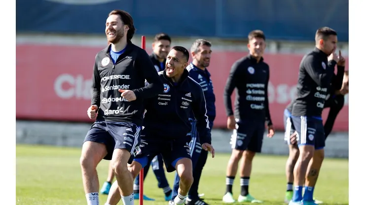 Ben Brereton realiza ejercicios físico junto a sus compañeros, pero se resta del trabajo con balón.