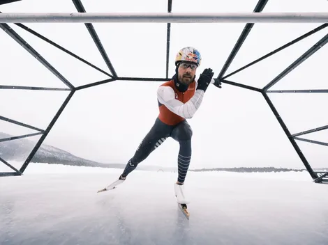 Atleta destroza su marca en el patinaje en hielo
