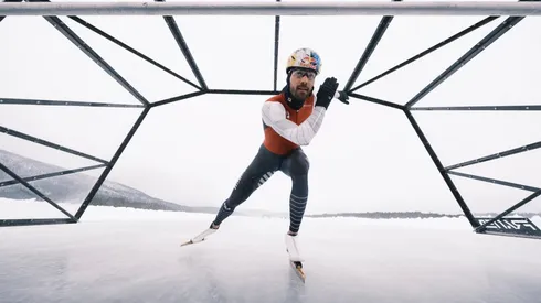 El campeón olímpico de patinaje sobre hielo Kjeld Nuis se tomó el lago Savalen en Noruega para romper el récord mundial que había logrado cuatro años atrás, donde patinó alcanzando los 93 km/h.