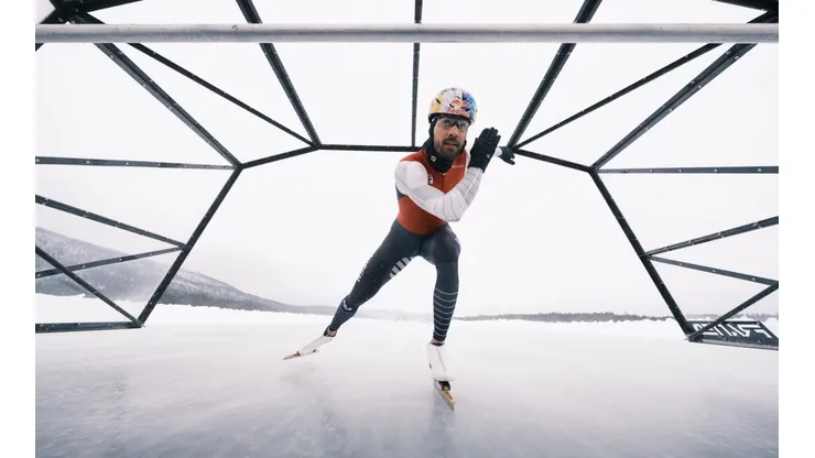 El campeón olímpico de patinaje sobre hielo Kjeld Nuis se tomó el lago Savalen en Noruega para romper el récord mundial que había logrado cuatro años atrás, donde patinó alcanzando los 93 km/h.