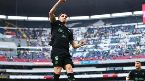Diego Valdés celebra su gol de tiro libre ante Toluca