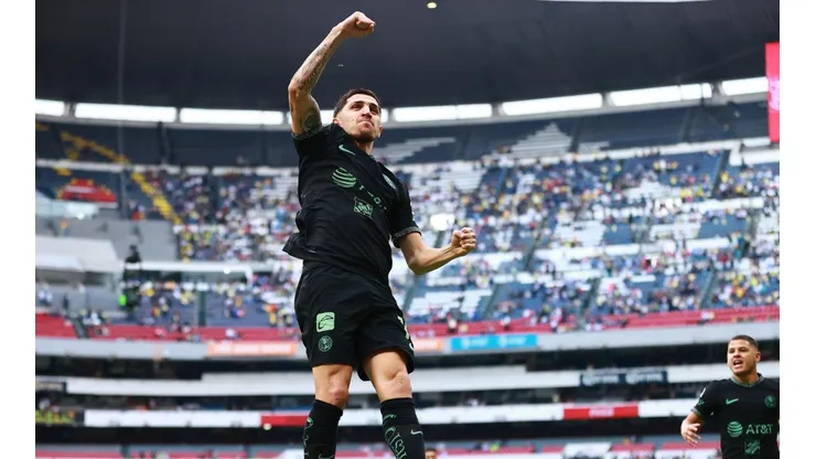 Diego Valdés celebra su gol de tiro libre ante Toluca