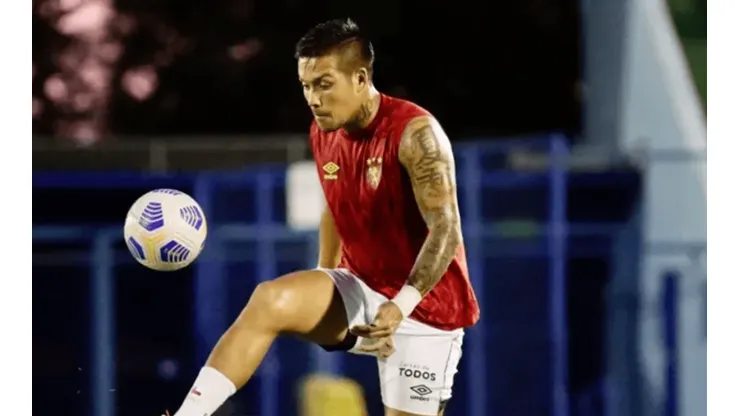 Parragol marcó tres goles ante Ibis Sport Club.